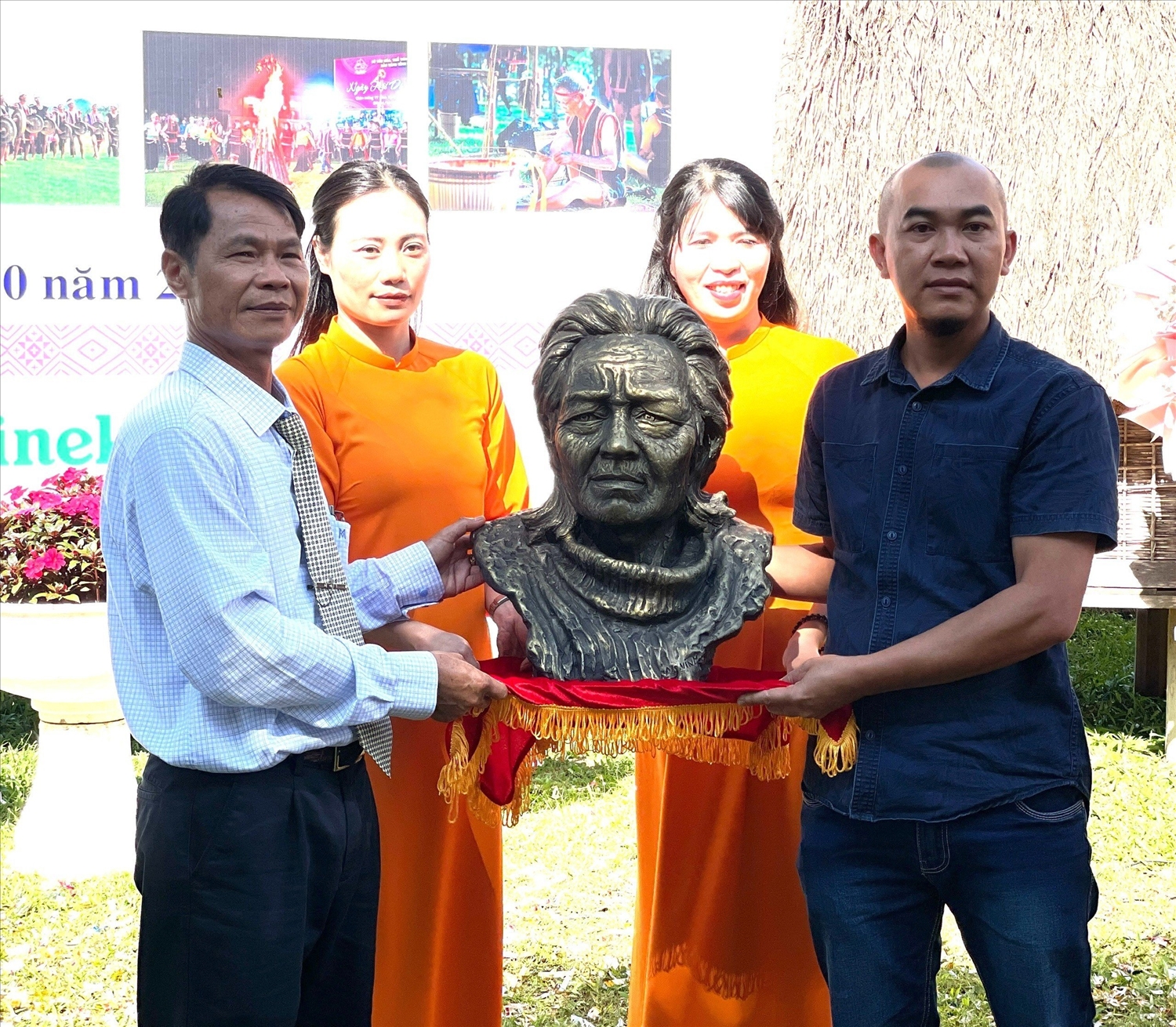 Bảo tàng tỉnh Gia Lai tiếp nhận tượng chân dung cố họa sĩ Xu Man do nhà điêu khắc Nguyễn Vinh hiến tặng