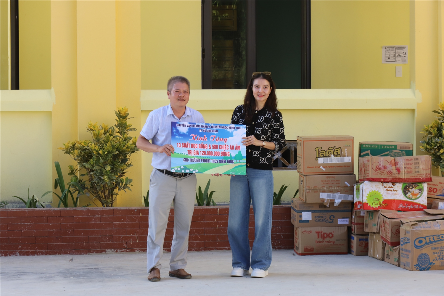 Đại diện đoàn thiện nguyện trao quà hỗ trợ cho BGH, học sinh trường PTDTBT THCS xã Niêm Tòng (Mèo Vạc)