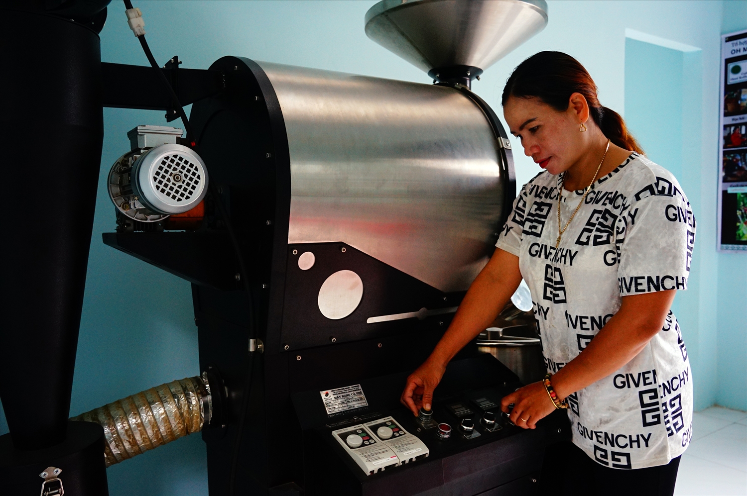 Tổ trưởng Ka Njan Lum thao tác hệ thống máy chế biến cà phê 