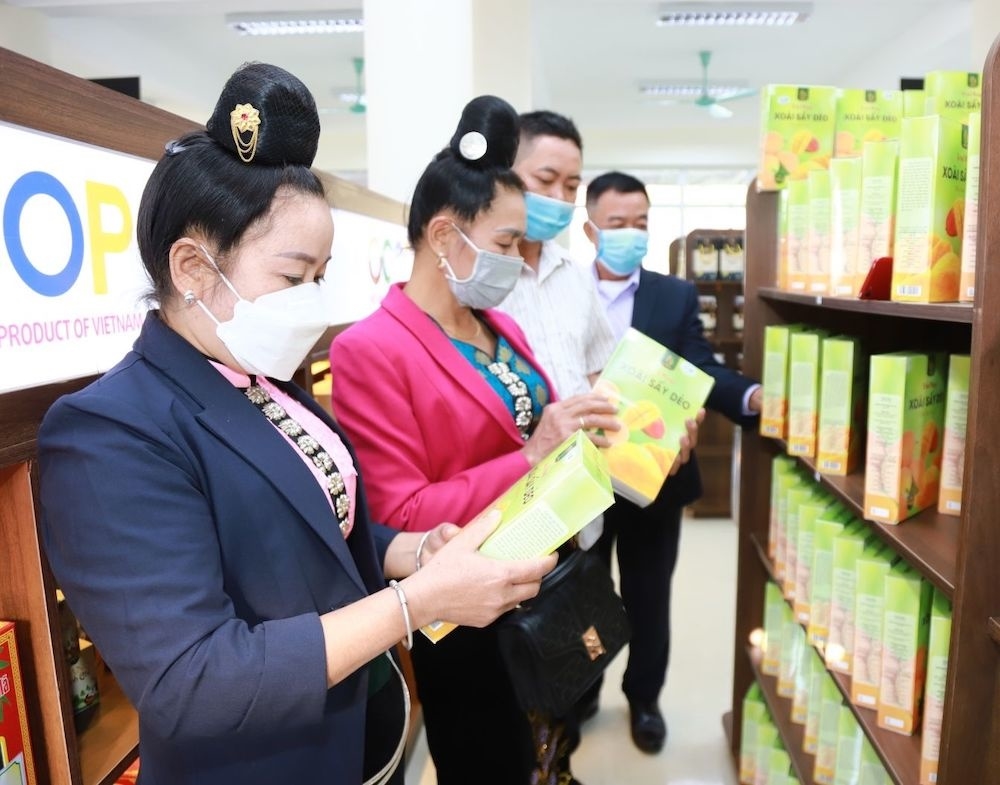 Sản phẩm của các HTX nông nghiệp trên địa bàn huyện Mộc Châu tại điểm trưng bày, giới thiệu, bán sản phẩm OCOP.