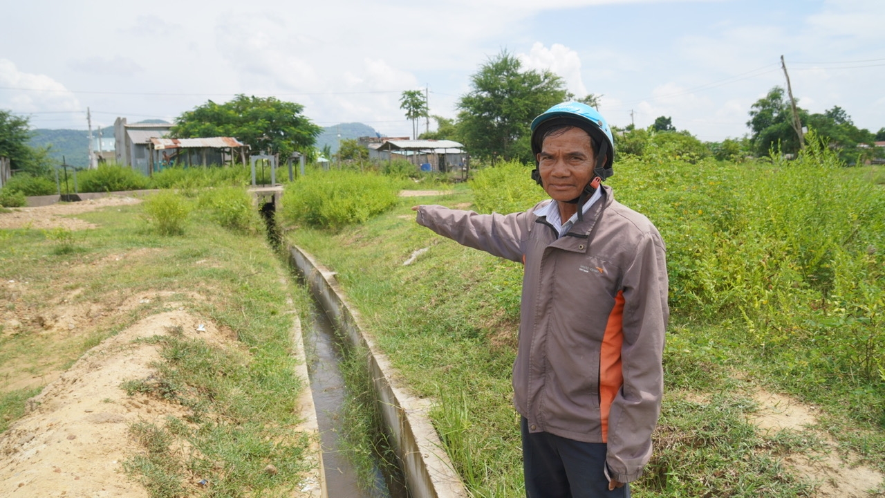Hệ thống thuỷ lợi dẫn nước từ hồ Sông Khán tưới tiêu cho ruộng đồng, giúp người dân yên tâm sản xuất