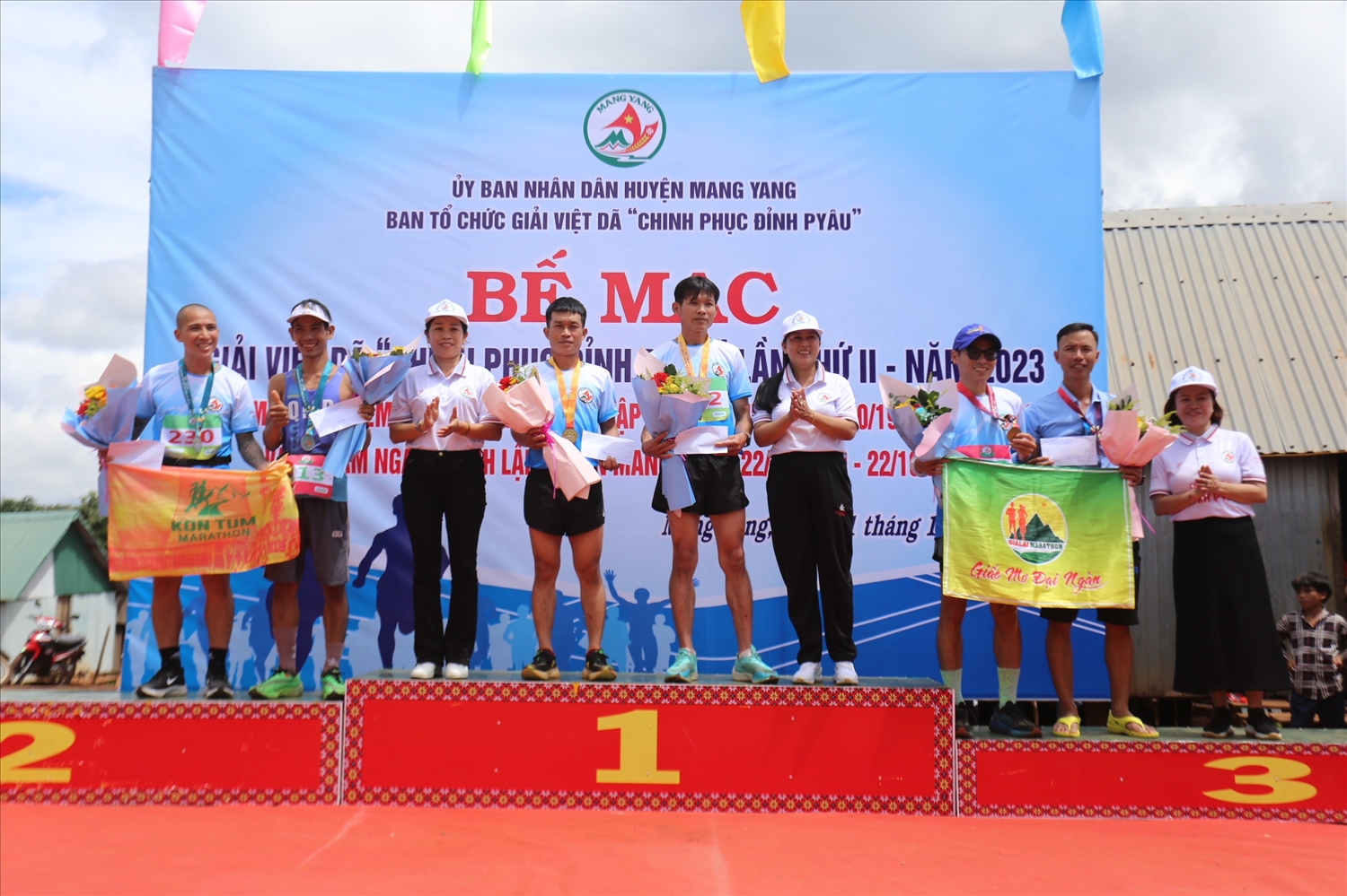  Ban tổ chức trao giải cho các vận động viên đạt giải cao ở nội dung nam cự ly 8 km