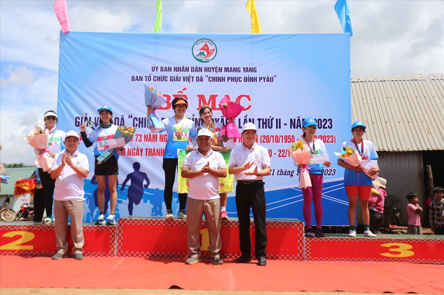  Ban tổ chức trao giải cho các vận động viên nữ đạt giải cao ở cự ly 8 km
