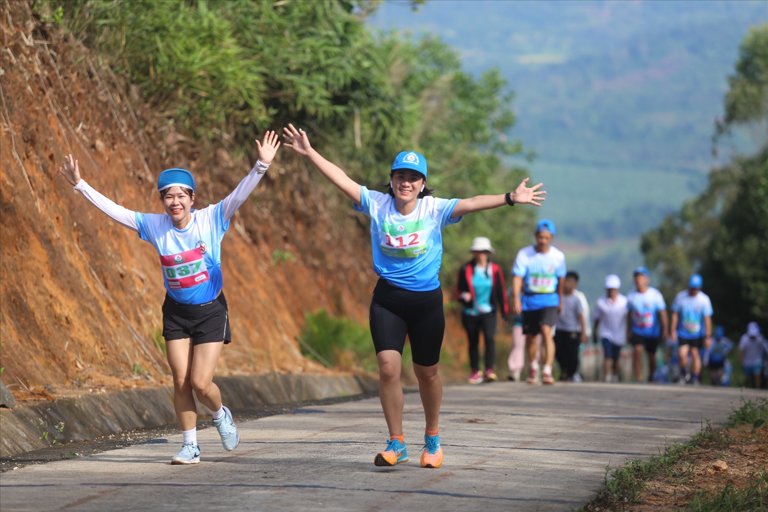 Các vận động viên hứng khởi tham gia Giải Việt dã “Chinh phục đỉnh Pờ Yầu”