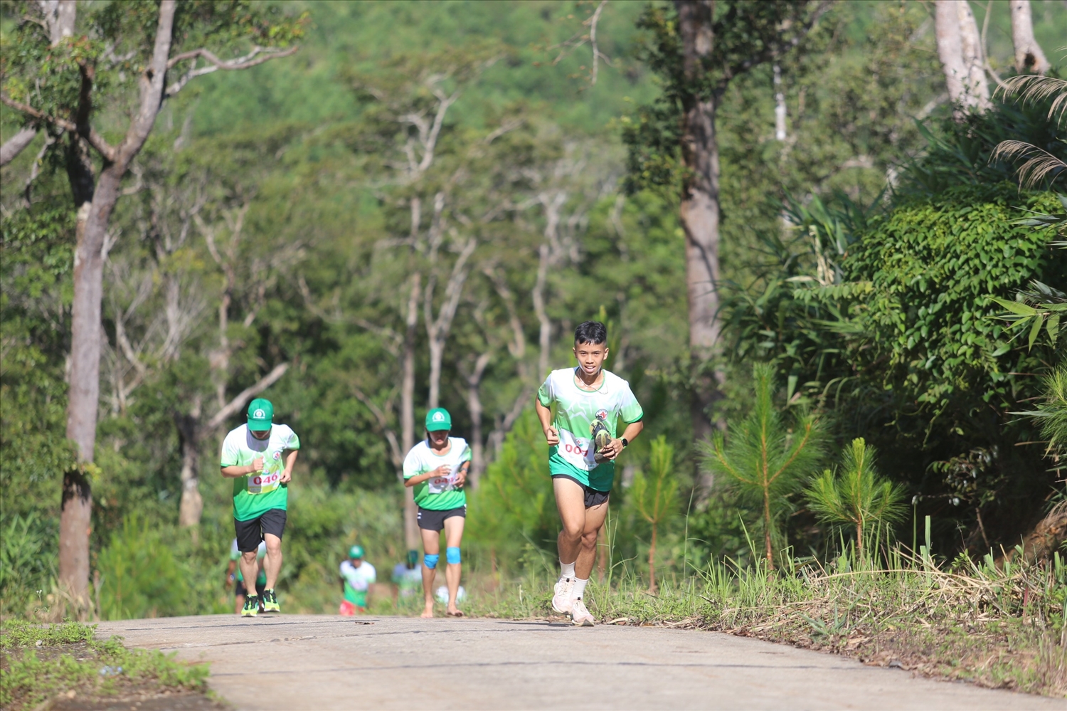  Các vận động viên chạy xuyên qua cánh rừng già, nỗ lực chinh phục đỉnh Pờ Yầu