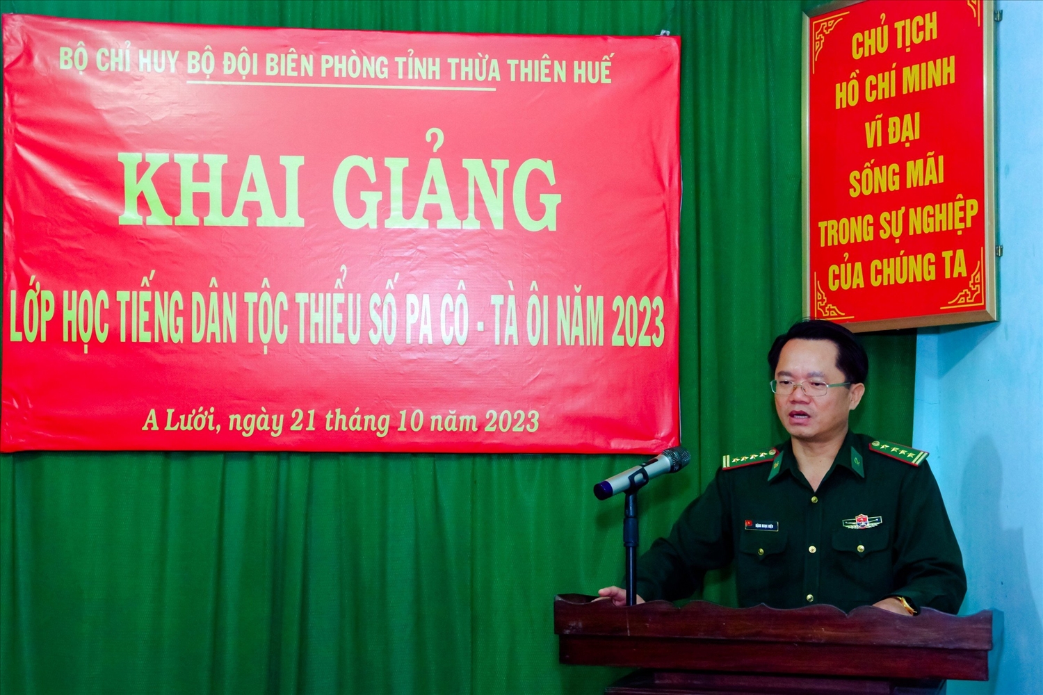 Đại tá Đặng Ngọc Hiệu phát biểu chỉ đạo tại khai mạc lớp học tiếng dân tộc. 