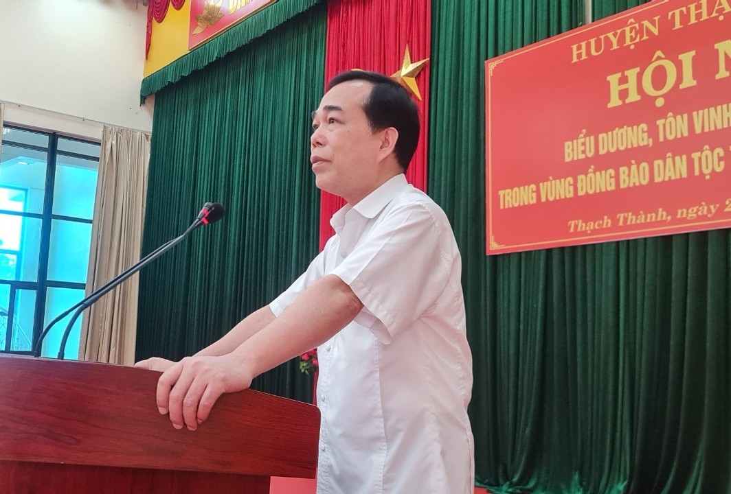 Ông Cầm Bá Tường - Phó Trưởng Ban Dân tộc tỉnh Thanh Hóa phát biểu tại Hội nghị