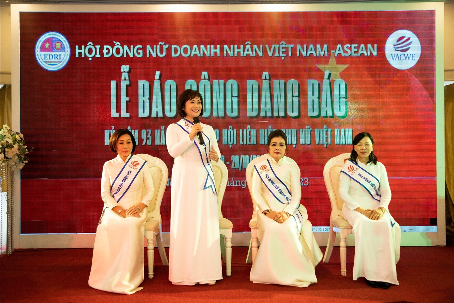 Bà Lương Thị Kim Xuân - Chủ tịch sáng lập Hội nữ doanh nhân Việt Nam - Asean chia sẻ, giao lưu cùng các thành viên Hội