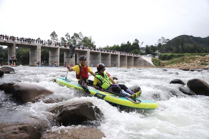 Biểu diễn và trải nghiệm chèo sup trên tuyến sông Tiên Yên thuộc địa phận huyện Bình Liêu