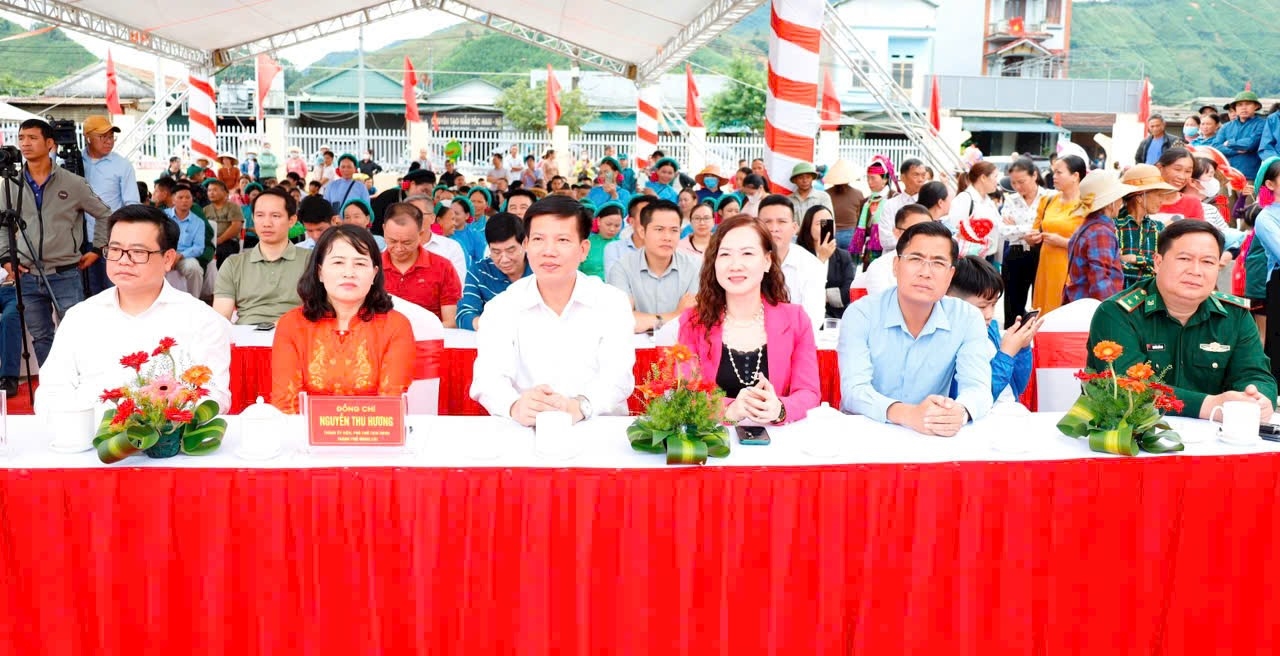 Lễ khai mạc - khai trương Chợ phiên Pò Hèn thu hút đông đảo người dân và du khách tham gia