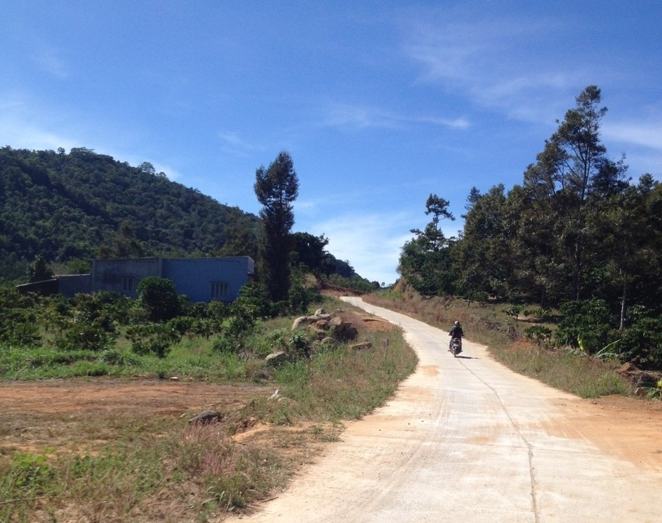 Đường giao thông nông thôn ở thôn Đa Tro, xã vùng cao Đa Mi, huyện Hàm Thuận Bắc, tỉnh Bình Thuận (Ảnh Hà Thanh Tú)