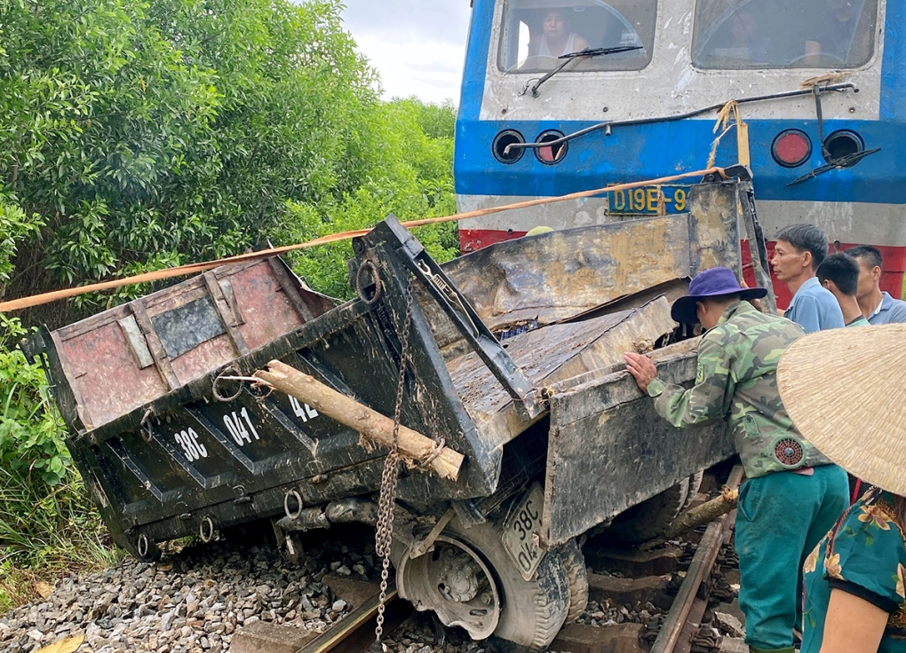 Hiện trường vụ tai nạn giữa xe tải và tàu hỏa xảy ra tại xã Phúc Đồng, huyện Hương Khê (Hà Tĩnh)