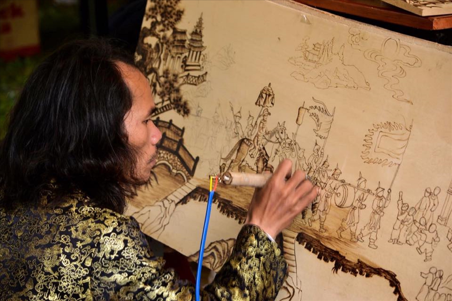 Họa sĩ Nguyễn Khánh Hoàng chuyên vẽ tranh bút lửa ở chợ đêm Đà Lạt là một trong số họa sĩ ít ỏi còn lại gắn bó lâu năm với nghề.