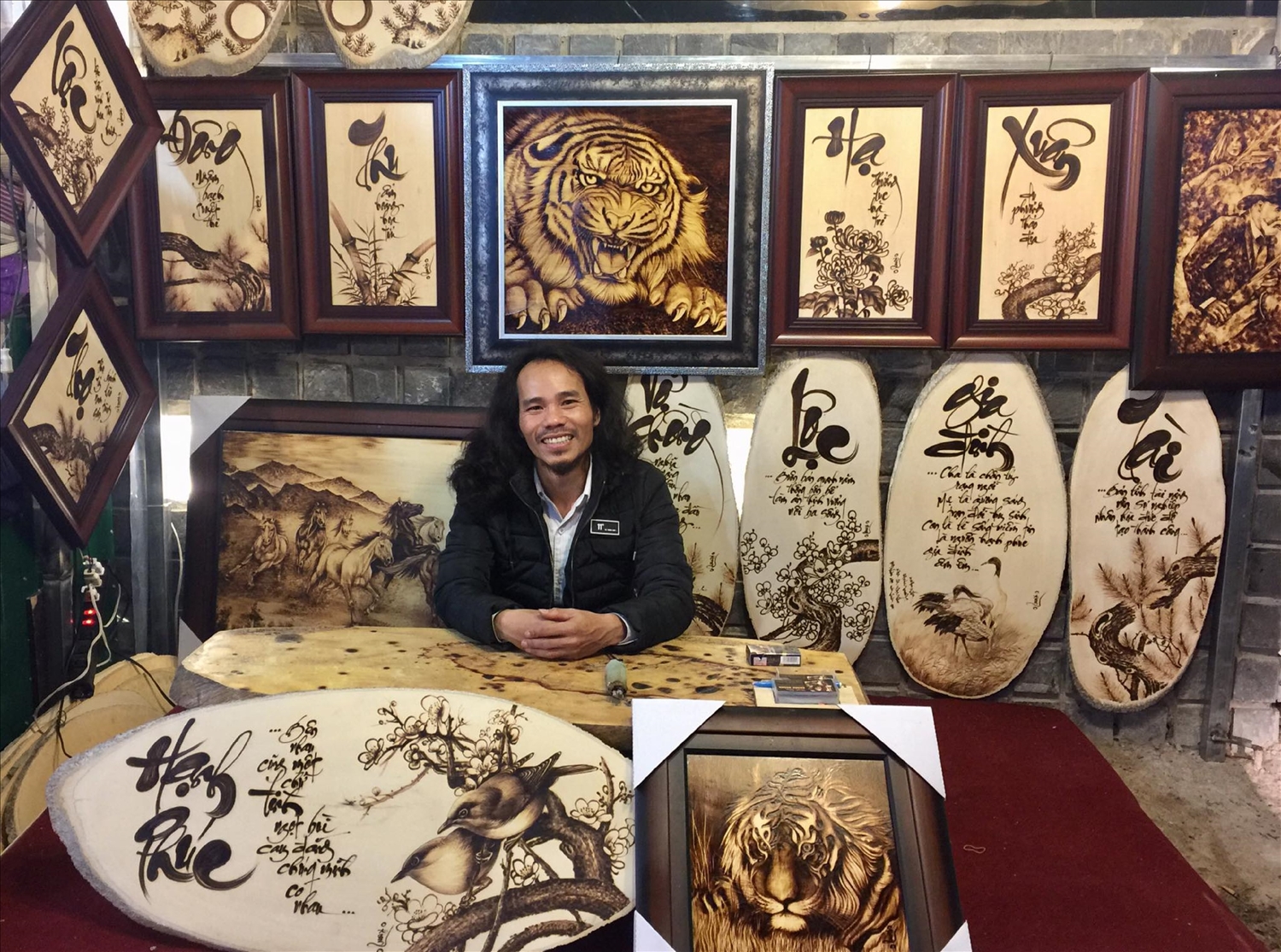 Họa sĩ Nguyễn Khánh Hoàng và những tác phẩm tranh bút lửa của mình