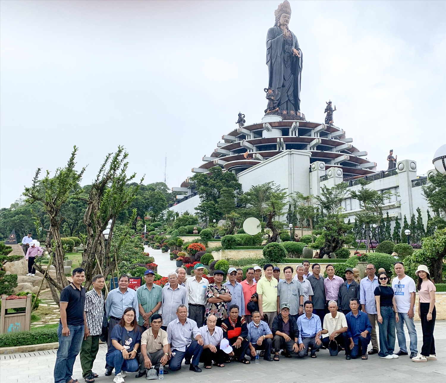 Đoàn đại biểu Người có uy tín thăm quan tại tỉnh Tây Ninh