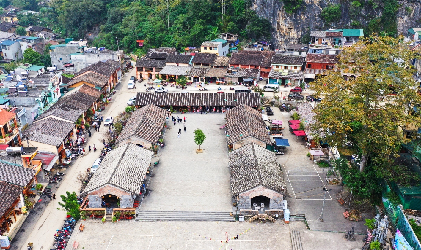 Phố chợ cổ Đồng Văn được lợp bằng ngói máng truyền thống