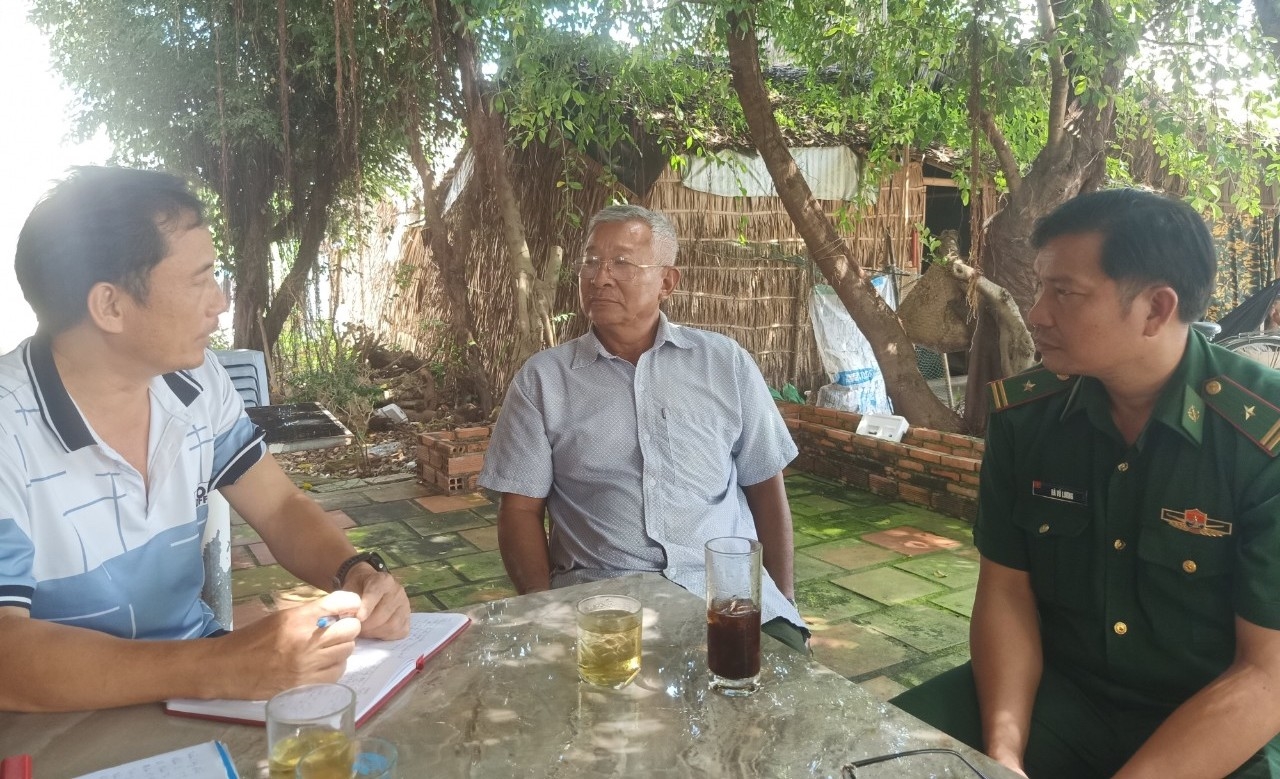 Ông Trần Công Đức( Người ngồi giữa), trao đổi cùng BĐBP về tình hình trật tự tại cảng cá Định An ( huyện Trà Cú, tỉnh Trà Vinh)