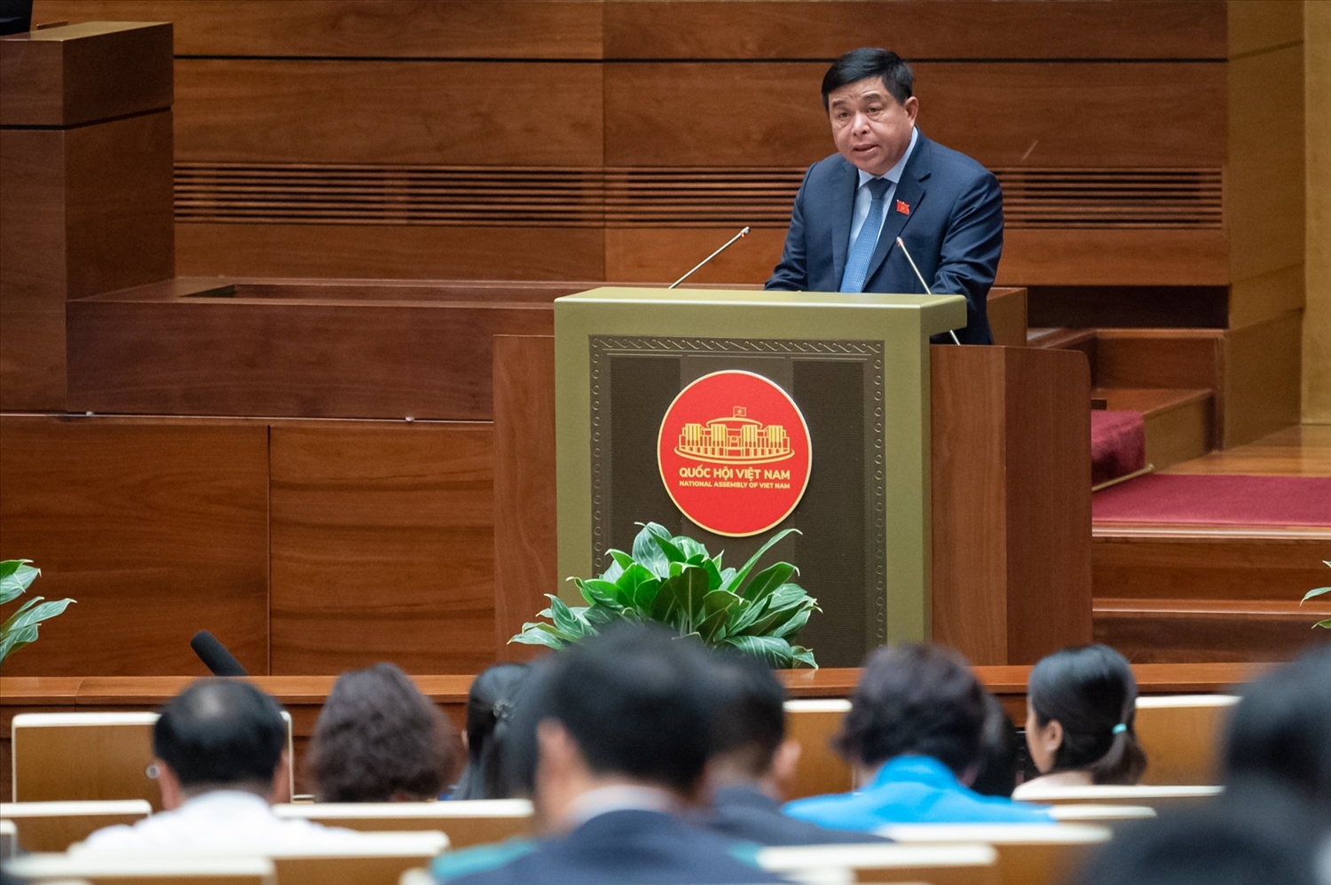 Bộ trưởng Bộ Kế hoạch và Đầu tư Nguyễn Chí Dũng đã trình bày Báo cáo kết quả thực hiện Nghị quyết số 43/2022/QH15