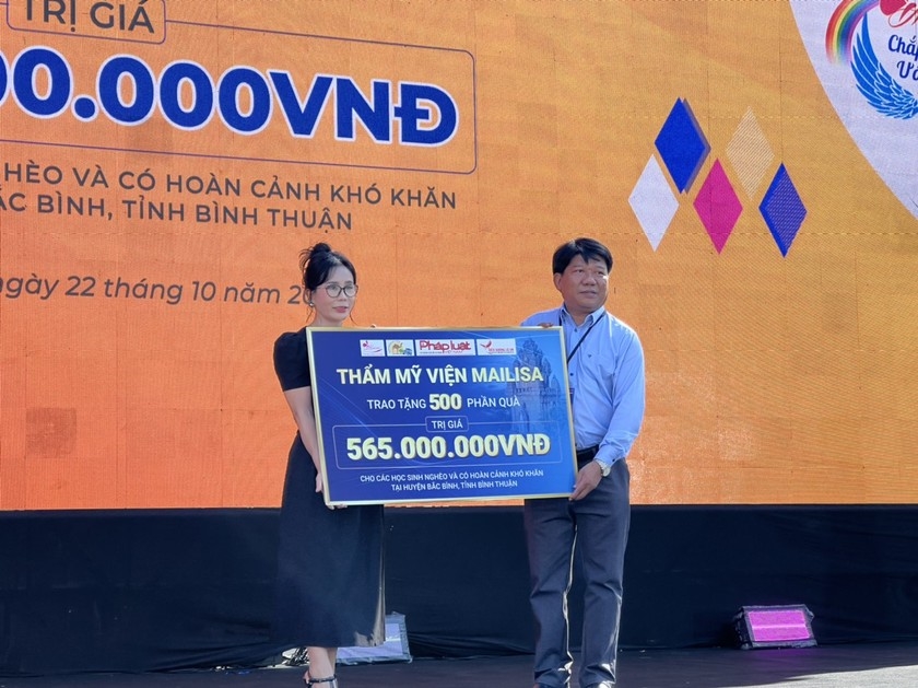 Bà Phan Thị Mai - Tổng Giám đốc Công ty TNHH MTV - TMDV Mailisa trao tặng quà cho học sinh nghèo huyện Bắc Bình