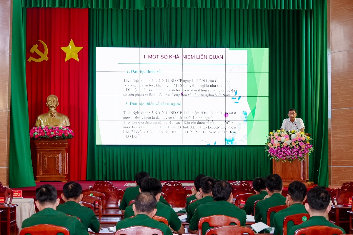 Ông Thạch Thanh Tùng, Phó trưởng Ban dân tộc tỉnh triển khai chuyên đề Tổng quan về các dân tộc thiểu số ở Việt Nam
