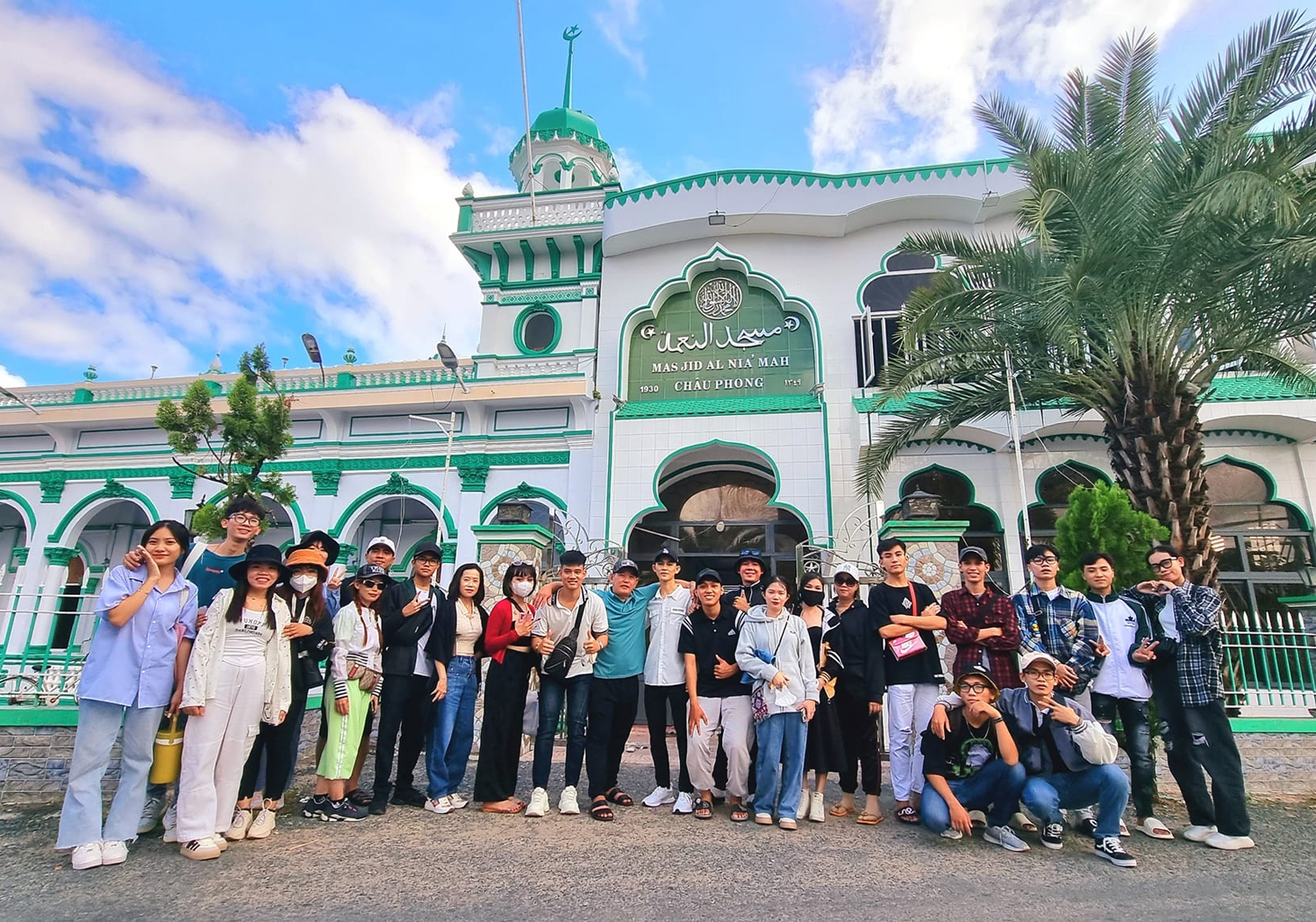Du khách tham quan thánh đường Hồi giáo Châu Phong, thị xã Tân Châu, tỉnh An Giang.