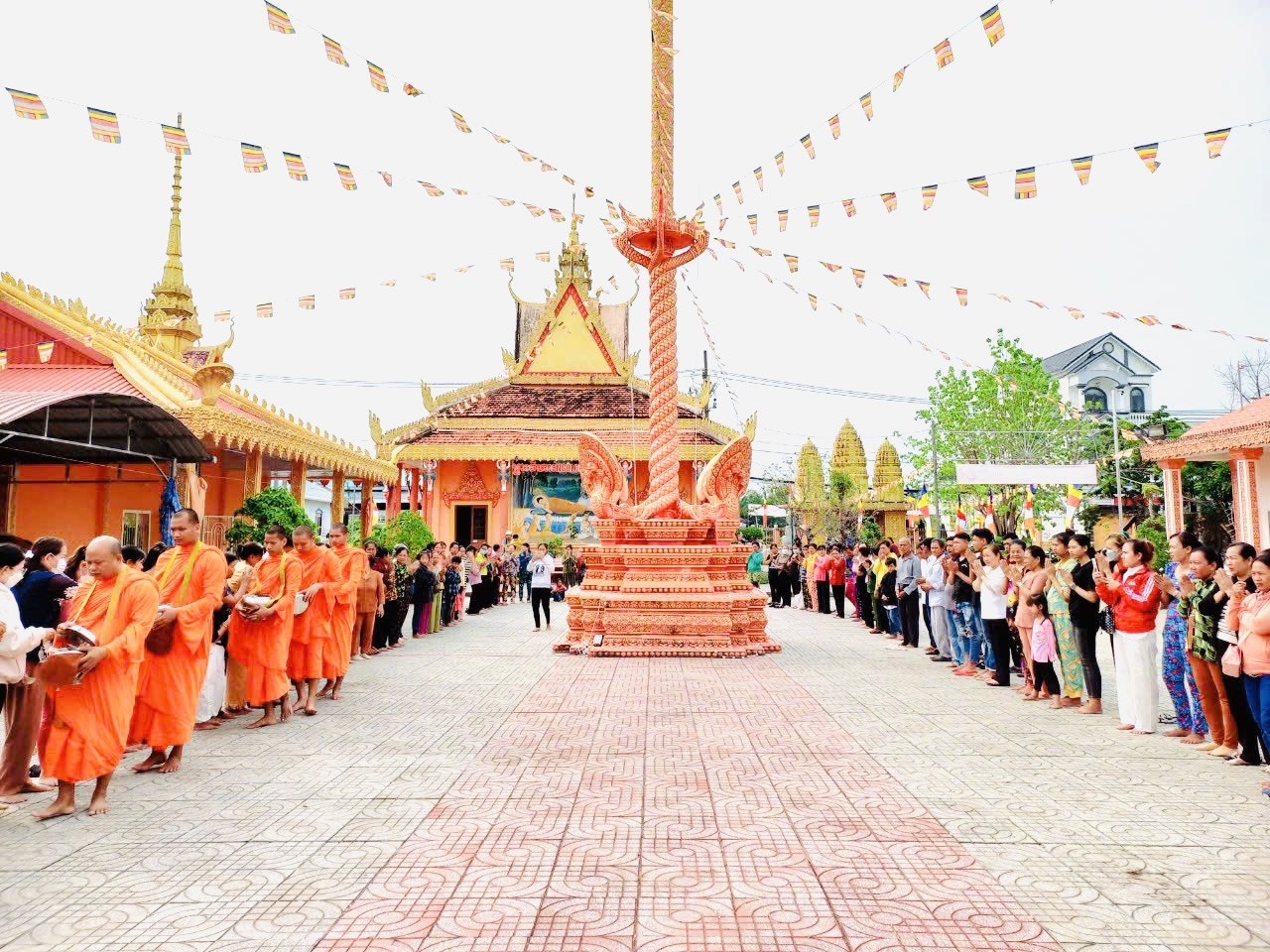 Tại chùa Chắc Băng Mới, Vĩnh Phước 2, Thị Trấn Vĩnh Thuận, chư tăng, phật tử và người dân Khmer cùng tề tựu về Chùa tổ chức phong tục, nghi lễ nhân dịp Tết Chol- Chnam – Thmay năm 2023.