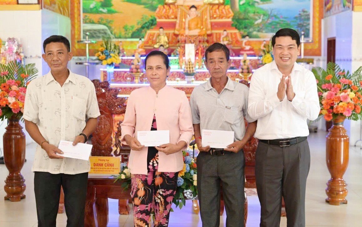 Ông Lê Trung Hồ, Bí thư Huyện uỷ Vĩnh Thuận thăm hỏi chúc tết, tặng quà đến Người có uy tín và gia đình chính sách nhân dịp Tết Nguyên đán 2023 