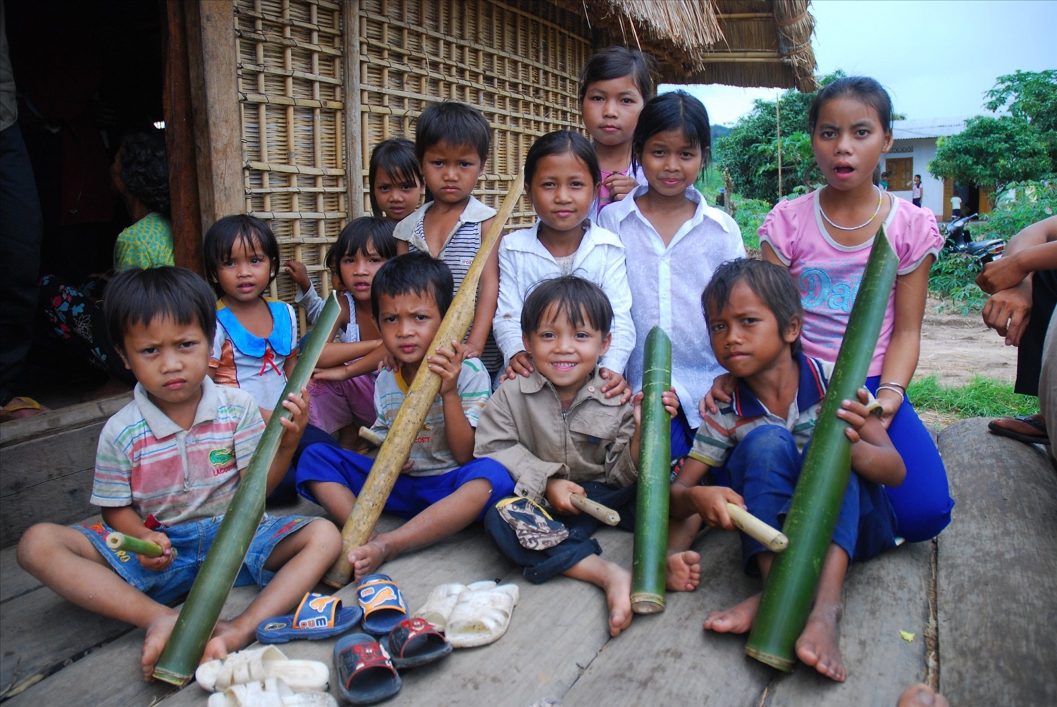 Tại các buôn làng trên địa bàn tỉnh Gia Lai không khó bắt gặp những hình ảnh trẻ em tập trung tại nhà rông bắt đầu tập gõ trống, nhạc