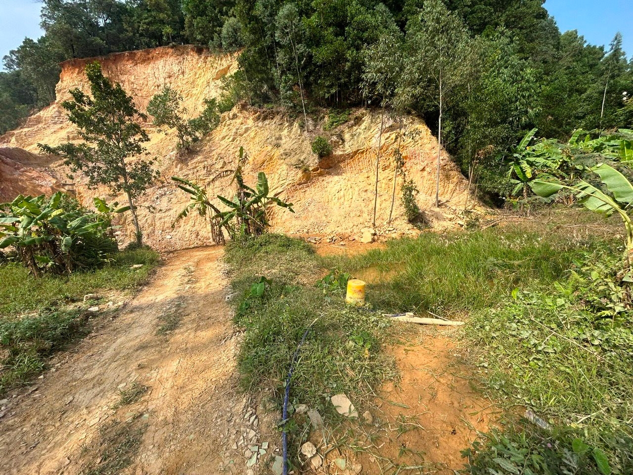Một điểm khai thác đất trái phép tại chân núi Thiều