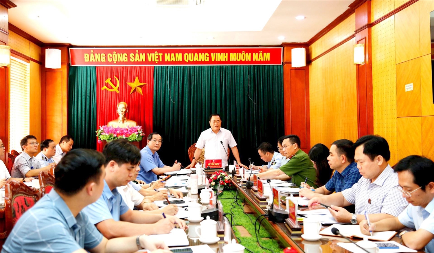 Ông Hồ Tiến Thiệu, Chủ tịch UBND tỉnh Lạng Sơn đã chủ trì cuộc họp để đôn đốc lực lượng chức năng triển khai việc ngăn chặn, phát hiện, xử lý kịp thời tình trạng vận chuyển trái phép hàng hóa qua biên giới.