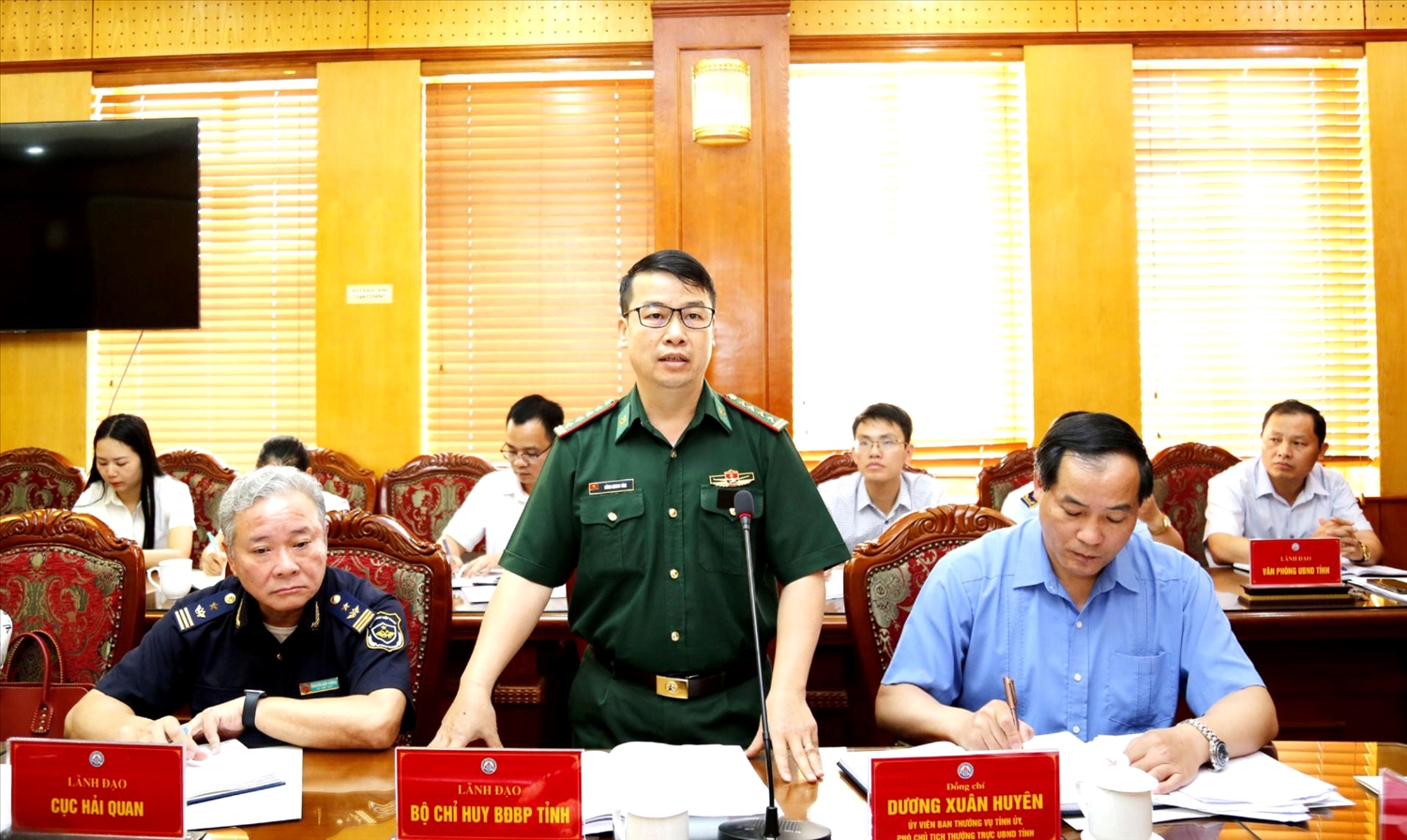 Đại tá Nông Quang Tám - Phó Chỉ huy trưởng Bộ Chỉ huy BĐBP tỉnh Lạng Sơn phát biểu tại cuộc họp triển khai việc ngăn chặn, phát hiện, xử lý kịp thời tình trạng vận chuyển trái phép hàng hóa qua biên giới