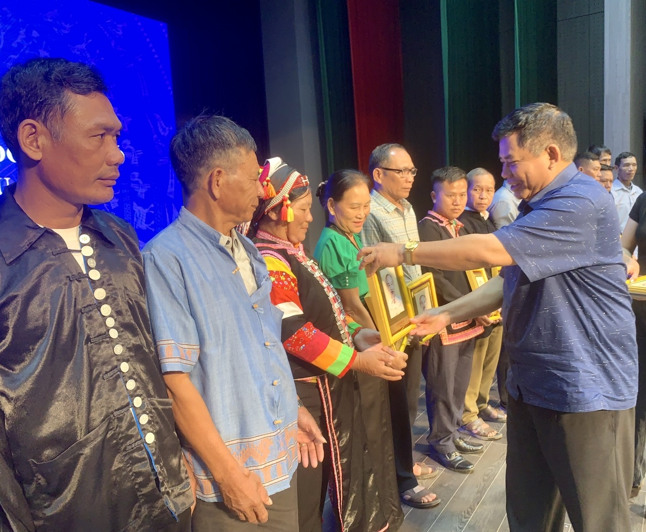 Thứ trưởng, phó Chủ nhiệm Ủy ban Dân tộc Y Thông tặng quà cho Người có uy tín tỉnh Lai Châu