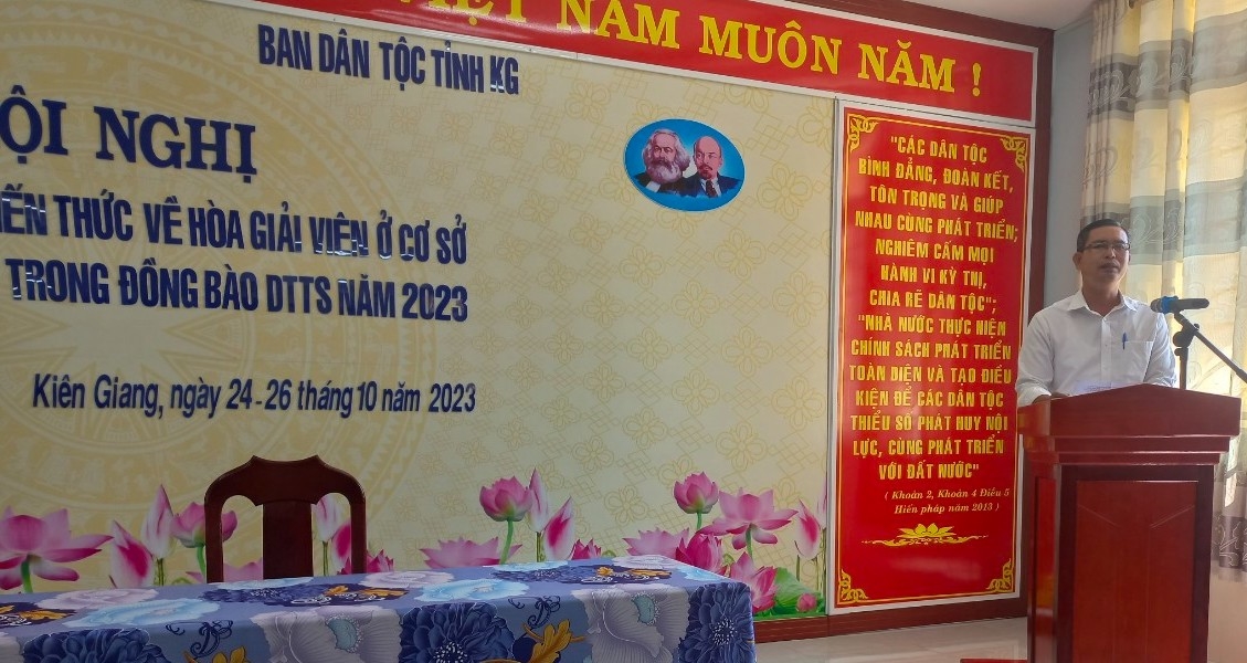 Ông Danh Tha - Phó Trưởng Ban Dân tộc tỉnh Kiên Giang phát biểu khai mạc Hội nghị 