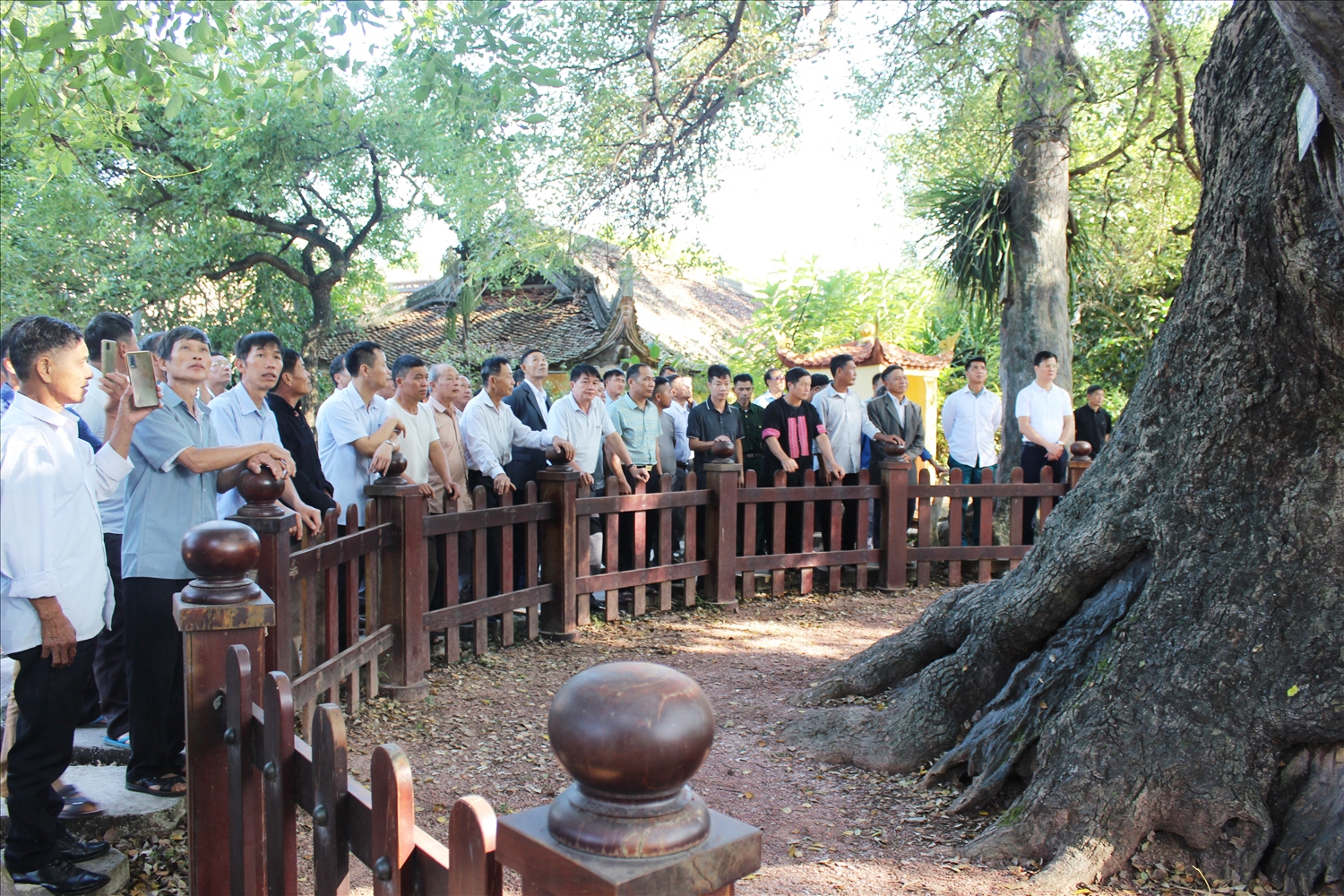 Đoàn đến thăm cụm di tích Cây Dã hương thuộc xã Tiên Lục, huyện Lạng Giang