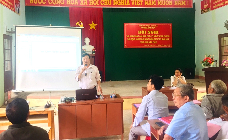  Ông Đinh Mạnh Bình - Chánh Thanh tra Ban Dân tộc tỉnh Quảng Ngãi là báo cáo viên tại Hội nghị tập huấn