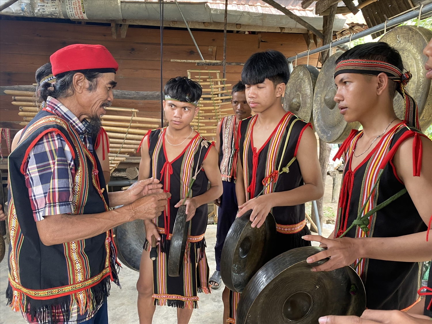 Các thành viên Câu lạc bộ Văn hóa - Dân gian thôn Kon Trang Long Loi tham gia tập luyện cồng chiêng