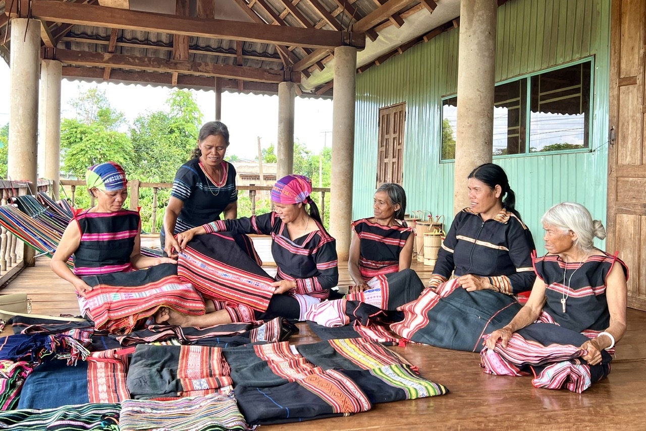 Khởi nghiệp từ tài nguyên bản địa giúp phụ nữ DTTS ở Ia Mơ Nông (huyện Chư Păh) có thêm thu nhập, góp phần bảo tồn nghề truyền thống của người Gia Rai
