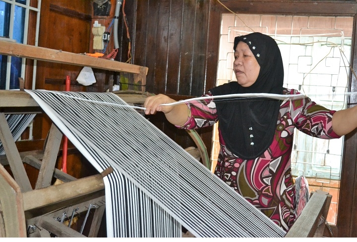 Dệt thổ cẩm là một nghề truyền thống của người Chăm ở An Giang. 