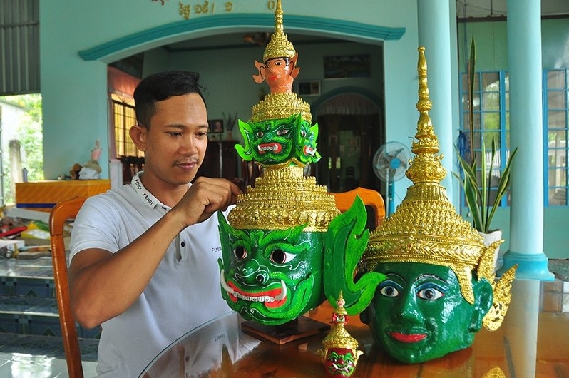 Nghề thủ công truyền thống chế tác mão, mặt nạ của đồng bào Khmer. 