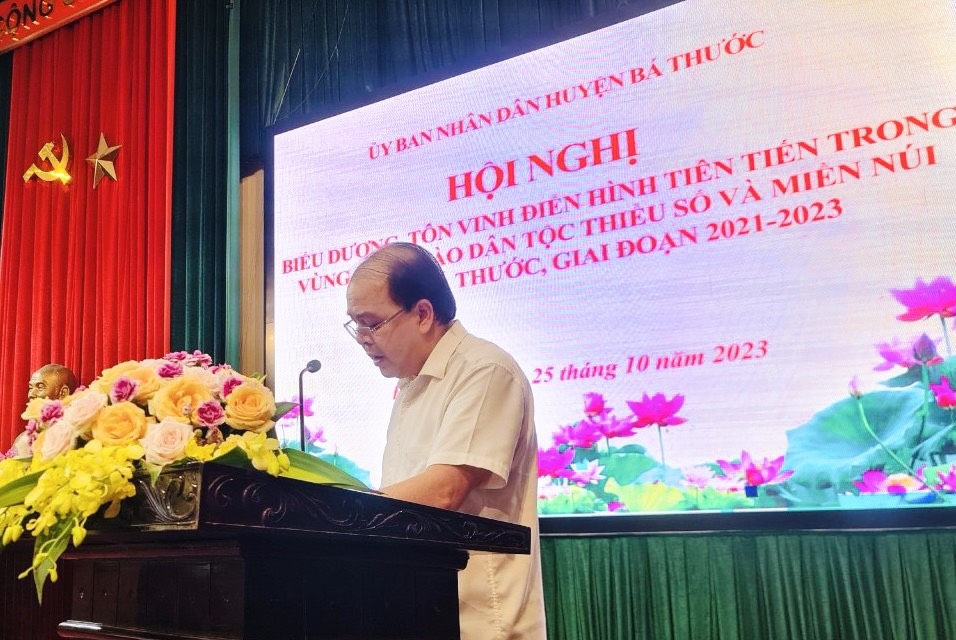 Ông Lò Văn Thắng, Phó Chủ tịch UBND huyện Bá Thước phát biểu khai mạc Hội nghị