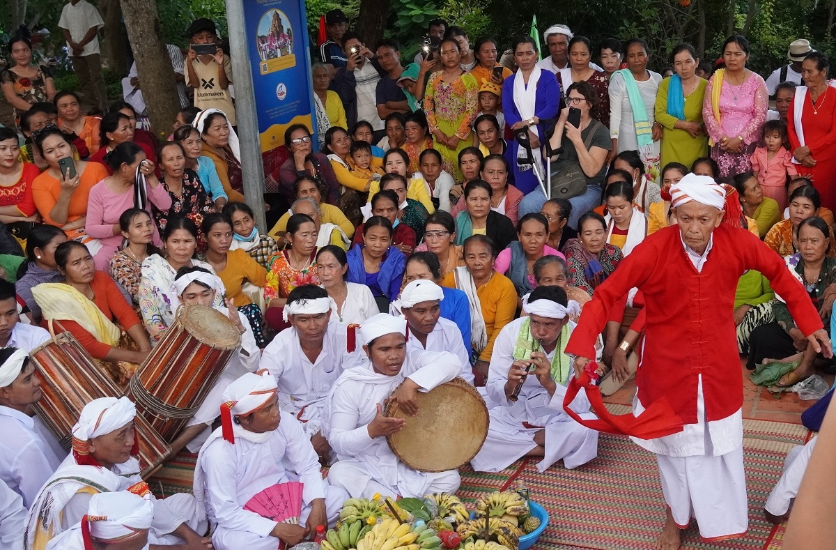 Trống Baranưng, trống Ginăng, kèn Saranai những nhạc cụ nổi tiếng của đồng bào Chăm luôn hiện hữu trong các lễ hội lớn nhỏ
