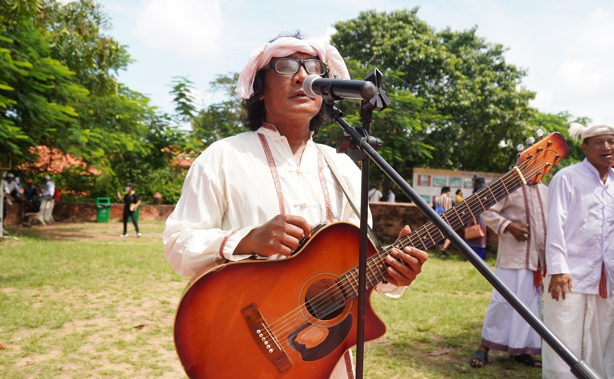 Nghệ sĩ Bá Sinh Tý người có gần 15 năm gắn bó với Ban nhạc dân gian chăm, biểu diễn phục vụ du khách dưới chân tháp Pô Sah Inư 
