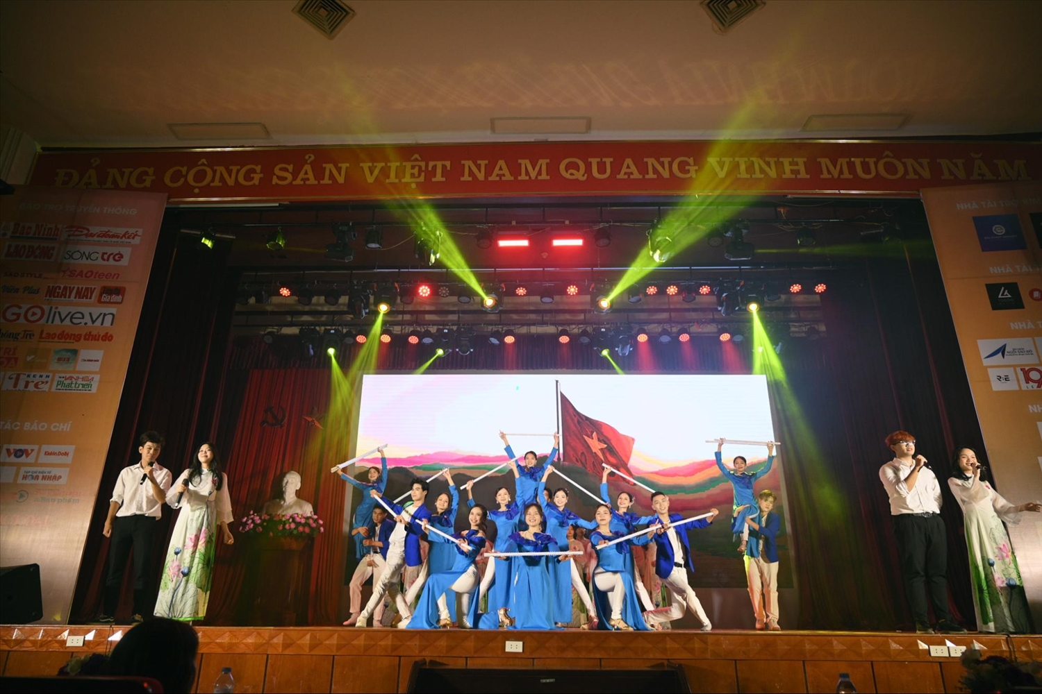 Hợp xướng “Việt Nam tử tế” mang đến một không khí hào hùng.