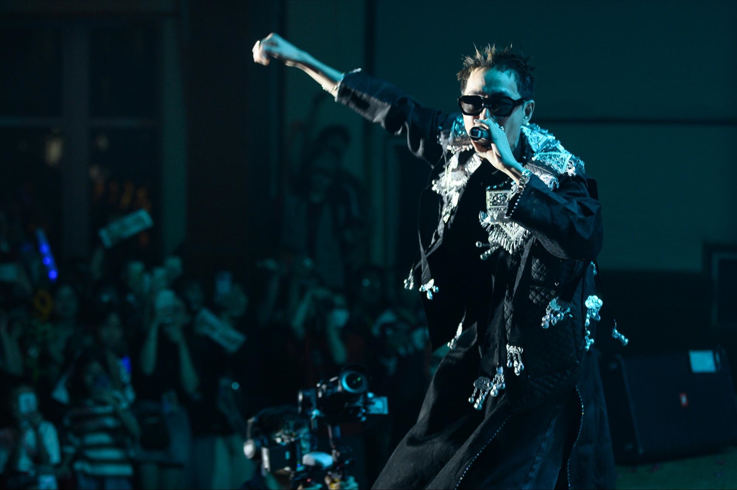 Nam rapper gốc Tuyên Quang đã “náo loạn” Hội trường C với những bản hit nổi tiếng nhất của mình: “À Lôi”, “Theo anh về bản”, “Inh lả ơi”.