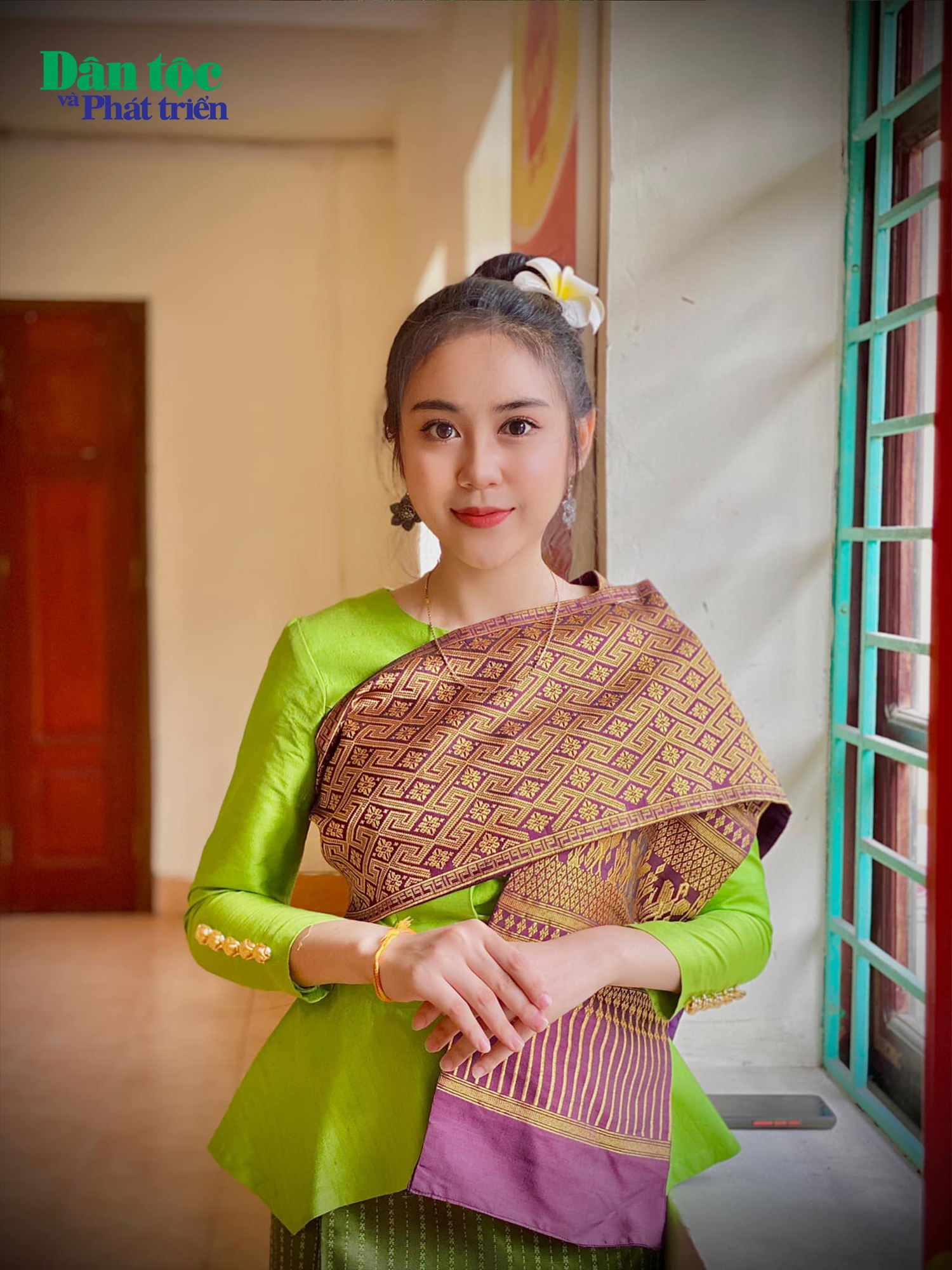 Chân dung Maysa Bouavone Phanthaboouasy bên bộ trang phục Lào truyền thống