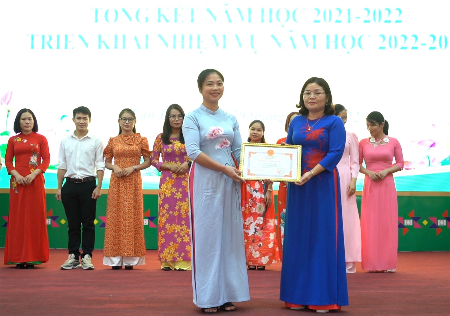 Đồng chí Bế Thị Vẫn (bên phải), Phó Chủ tịch UBND huyện Văn Lãng trao Giấy khen cho các tập thể, cá nhân hoàn thành xuất sắc nhiệm vụ năm học 2021-2022.