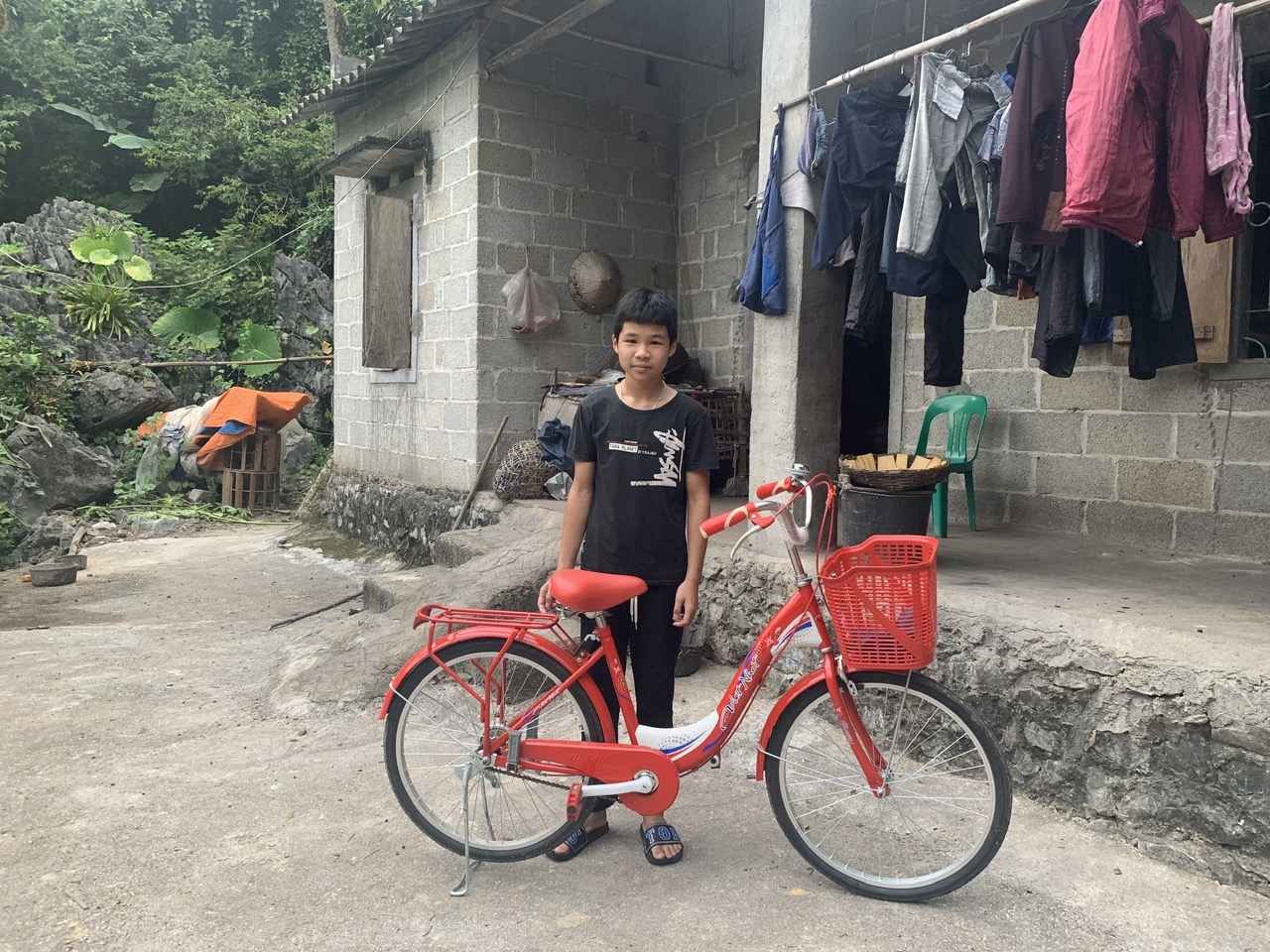 Niềm vui của em Lưu Tuấn Khang, thôn Nà Tồng (học sinh lớp 7A1, Trường THCS Tân Thanh) với chiếc xe đạp mới tinh vừa được trao tặng