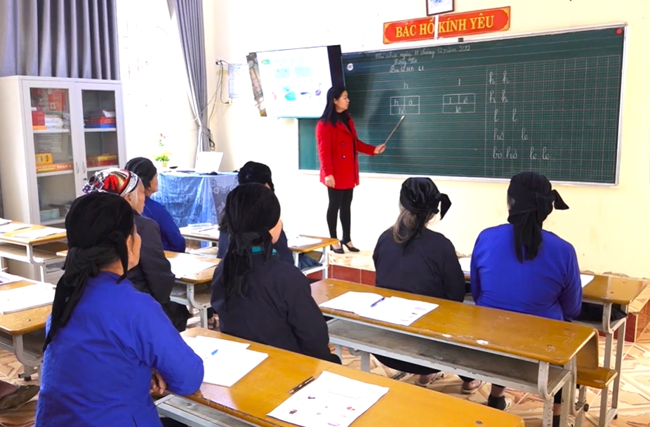 Các học viên dù tuổi cao nhưng vẫn tích cực tham gia lớp xóa mù chữ do UBND huyện Văn Lãng tổ chức tại thôn Trung Thành, xã Thành Hòa.