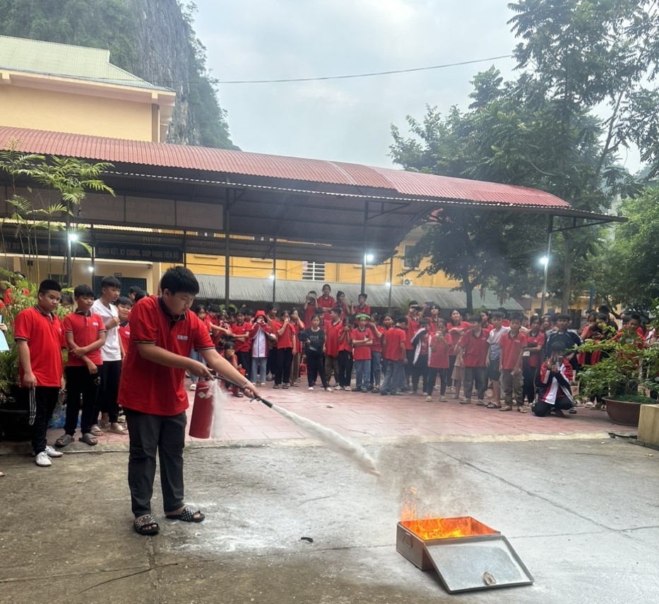 Học sinh Trường THCS Tân Thanh tổ chức diễn tập phòng cháy chữa cháy. (Nguồn ảnh: Trường THCS Tân Thanh)