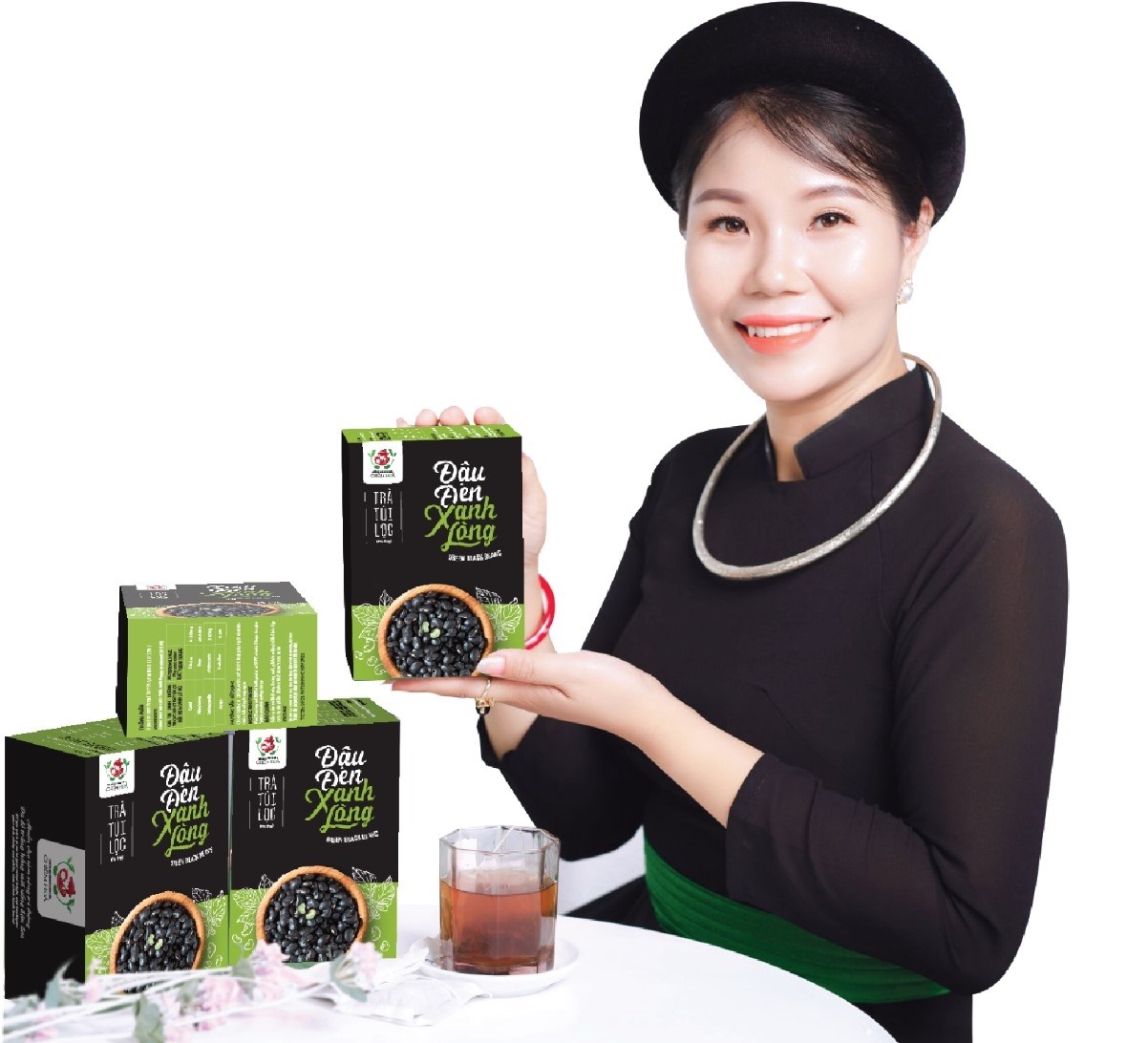 Chị Phạm Thị Hồng, Giám đốc HTX Nông nghiệp hữu cơ Hồng Phát xã Tri Phú, huyện Chiêm Hoá giới thiệu sản phẩm Trà đậu xanh lòng đen.